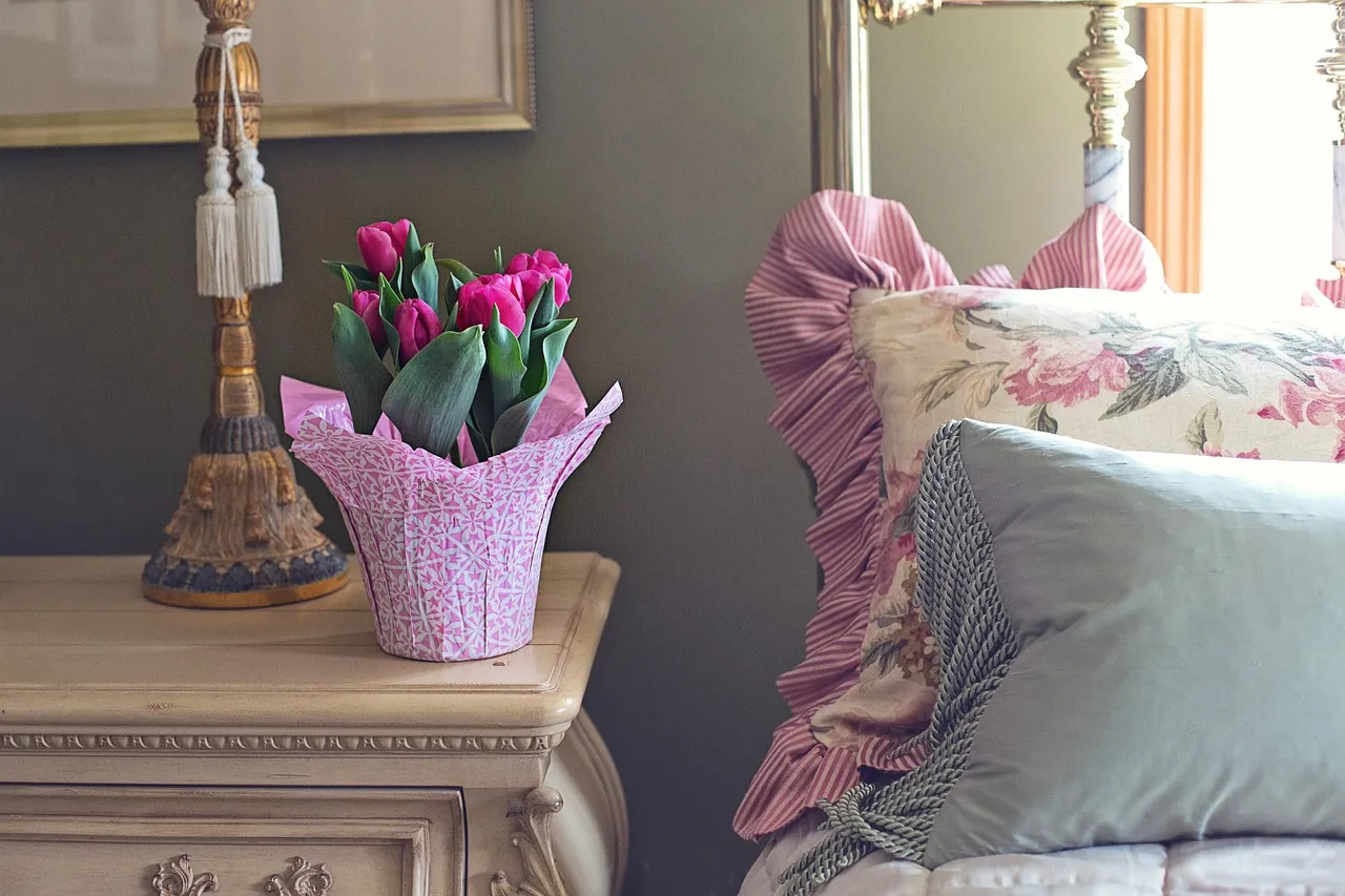 un armario organizado en una habitación de decoración minimalista
